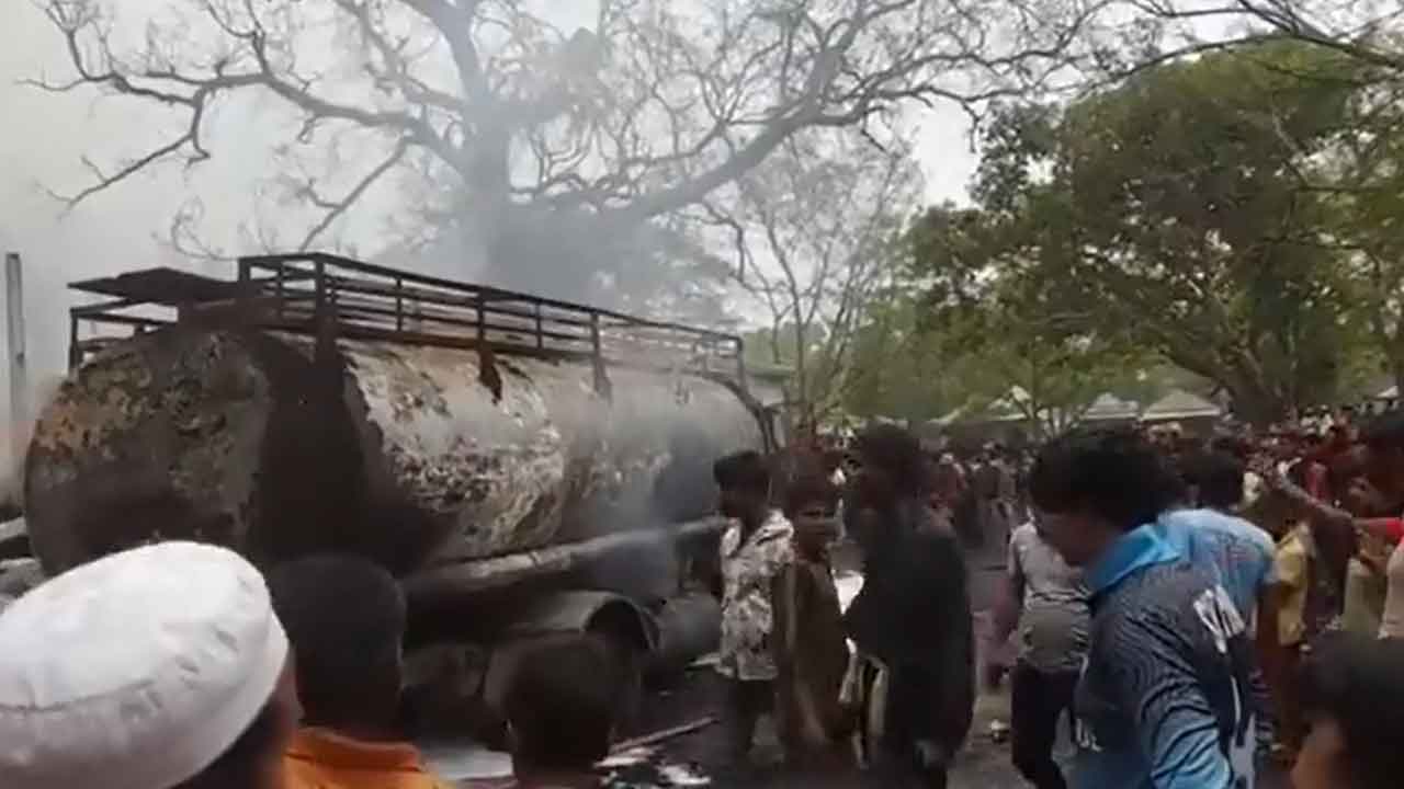 টাঙ্গাইলে অগ্নিকাণ্ডে ২১ টি দোকান পুড়ে ছাই